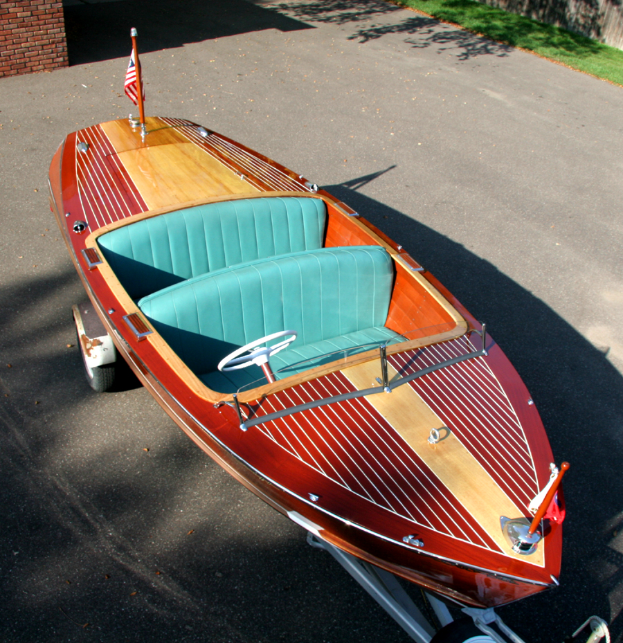 1957 17' Deluxe Runabout